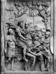 Relief, das Marcus Aurelius mit den unterworfenen Germanen darstellt